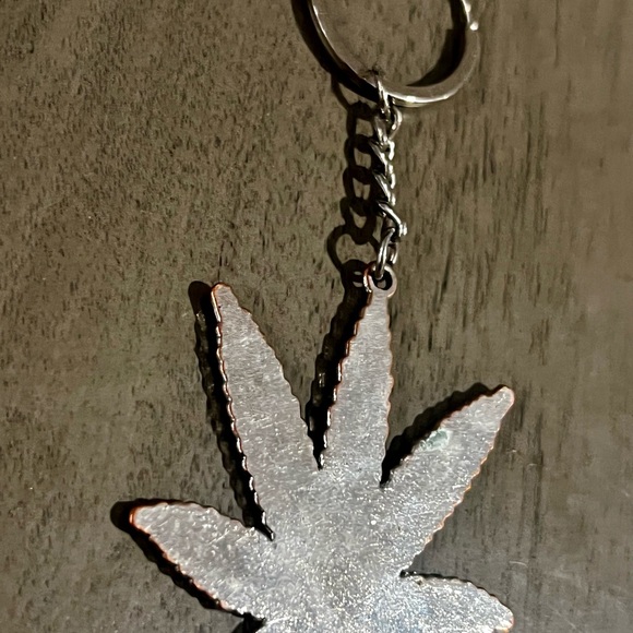 Jamaican Pot Leaf Key Ring - Picture 7 of 7